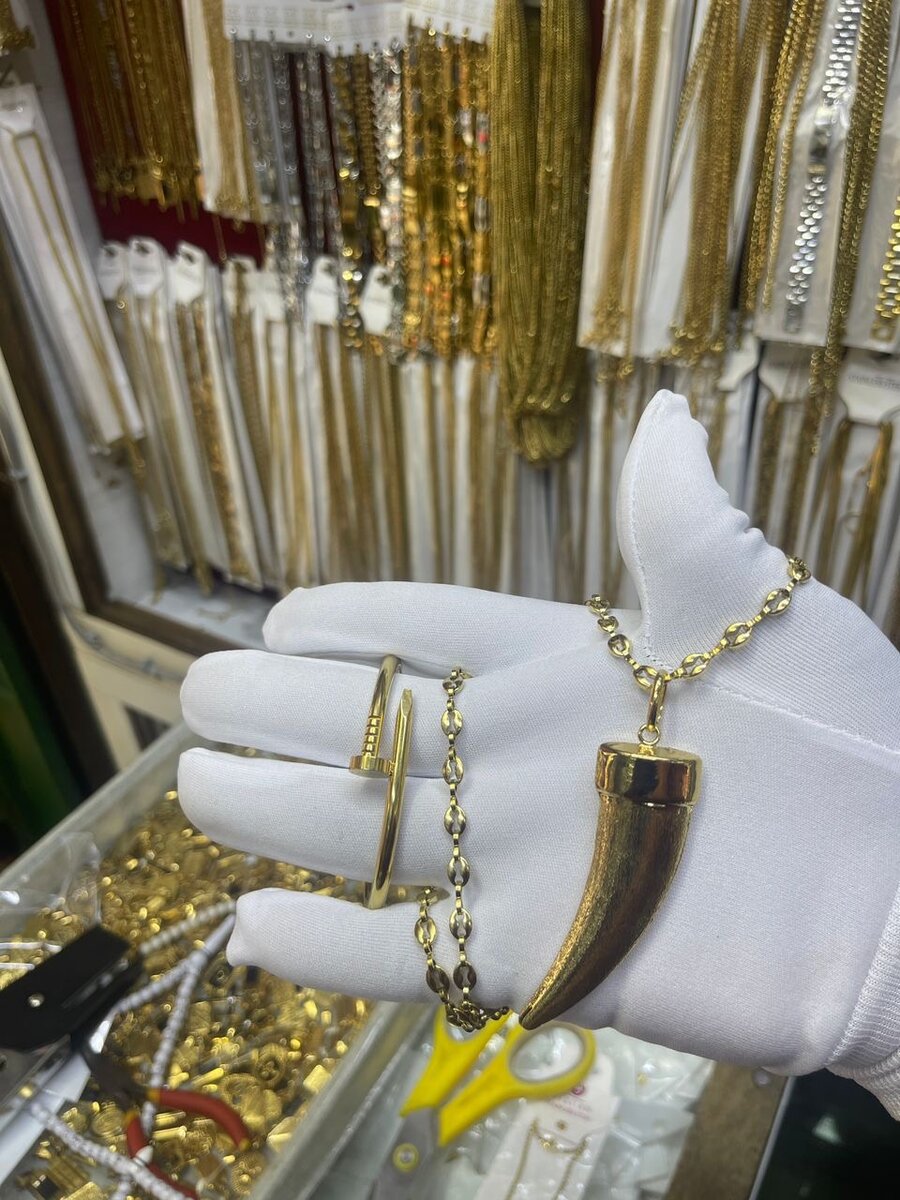 Collier pendentif Afrique or