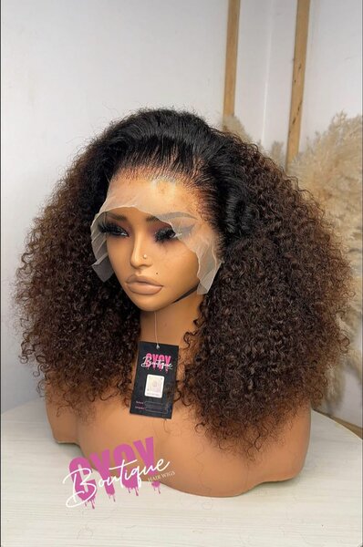 Perruque bouclée naturelle