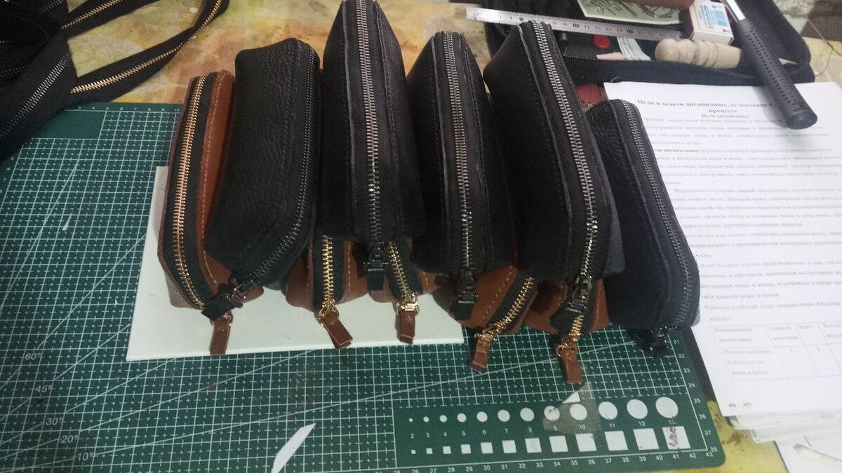 Пенал для карандашей и очков из натуральной кожи.