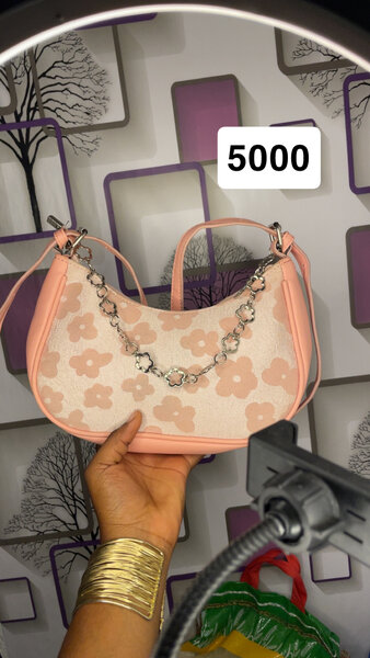 Sac à main fleuri élégant