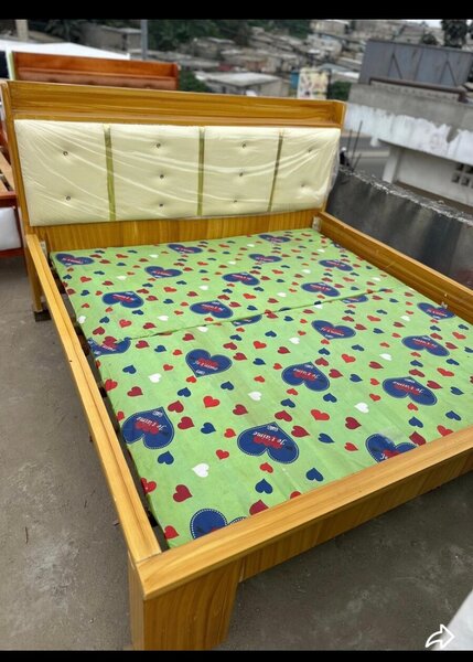 Lit double en bois moderne