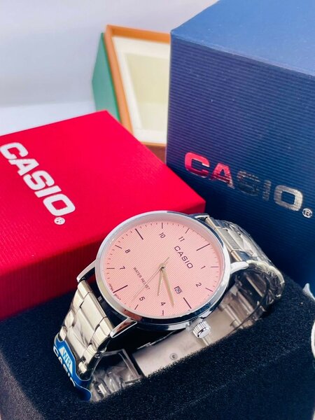 Montre élégante en acier