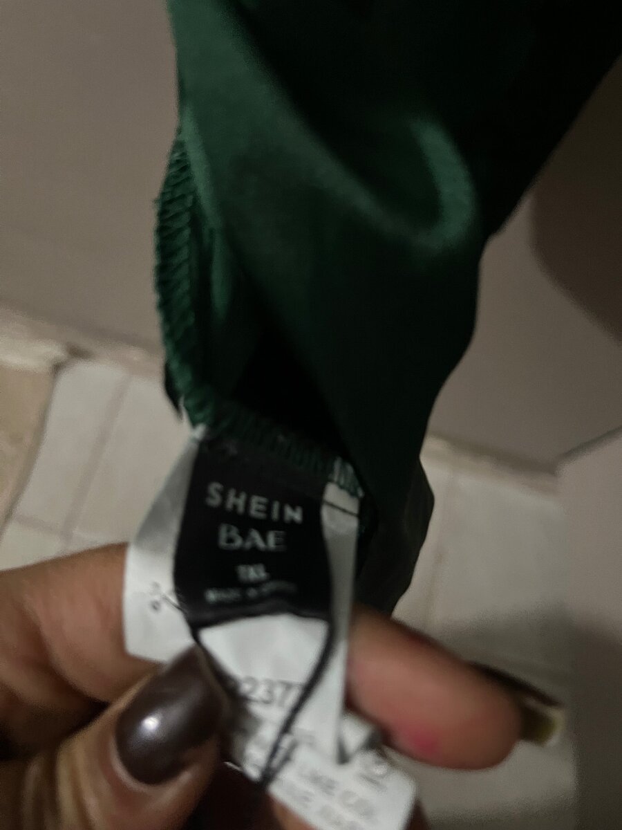 Robe satinée verte élégante