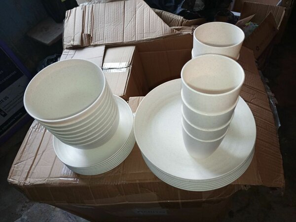 Plastic dinnerware set