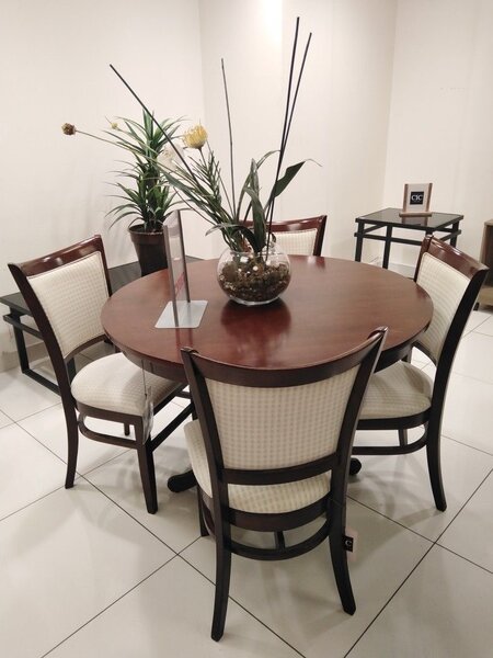 Table ronde en bois avec chaises