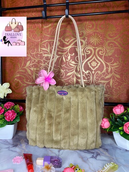 Sac à main en fausse fourrure