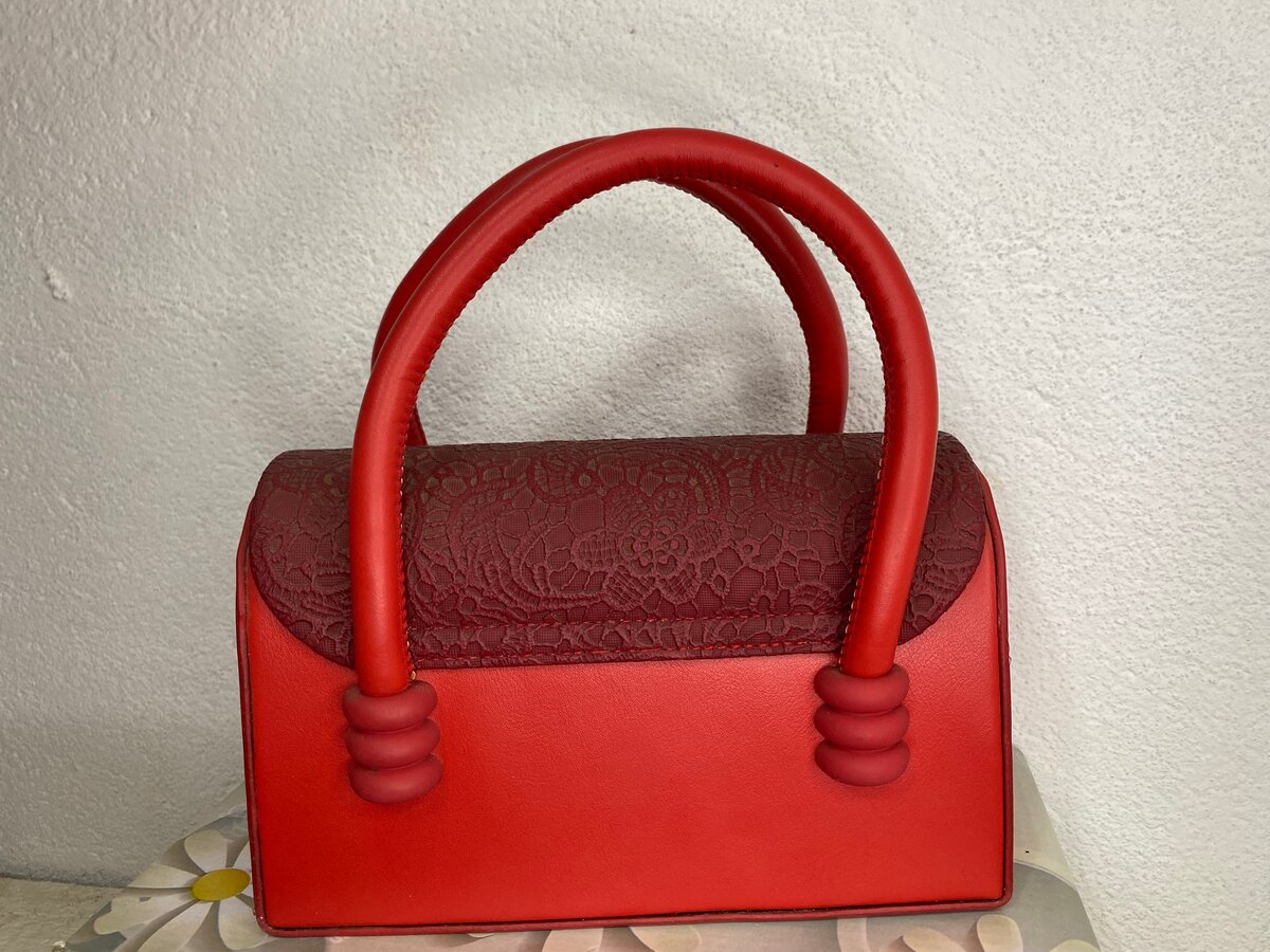 Sac à main en cuir rouge élégant