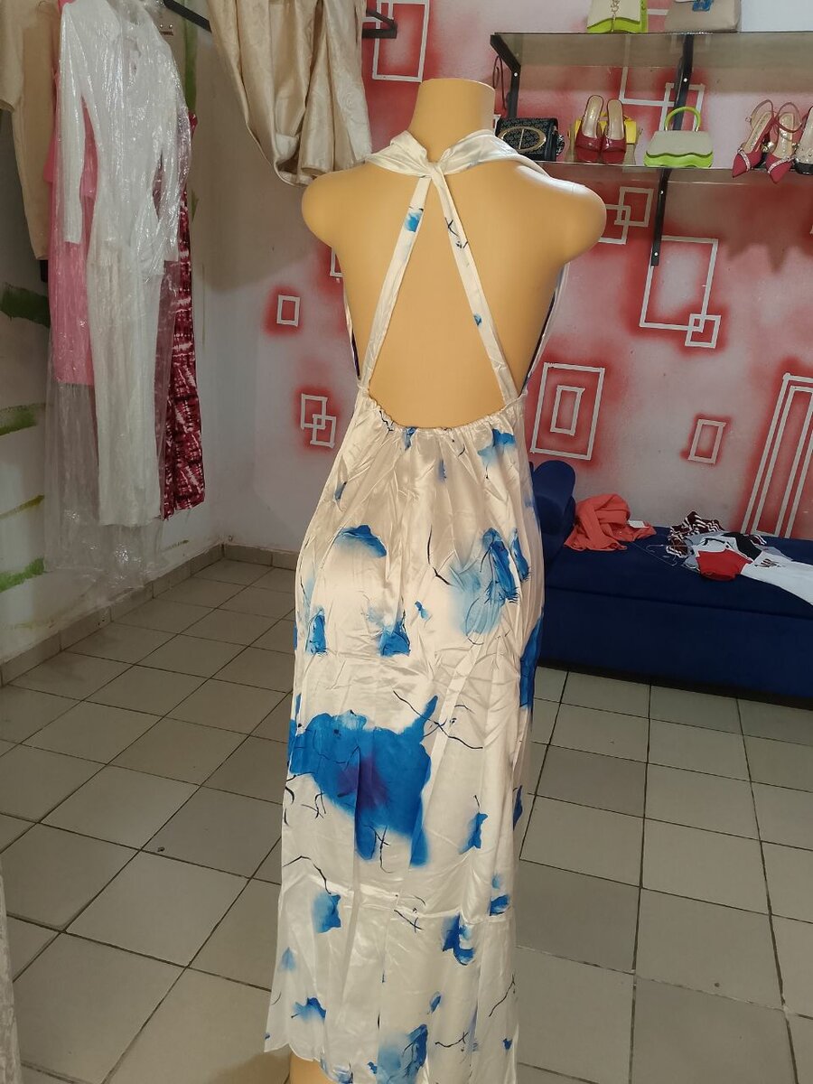 Robe longue blanche et bleue