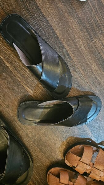 Sandale en cuir semelle gomme