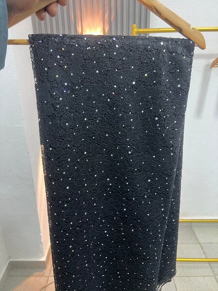 Dentelle noire pailletée