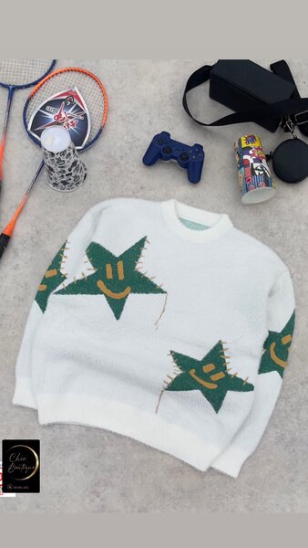 Pull blanc étoilé souriant