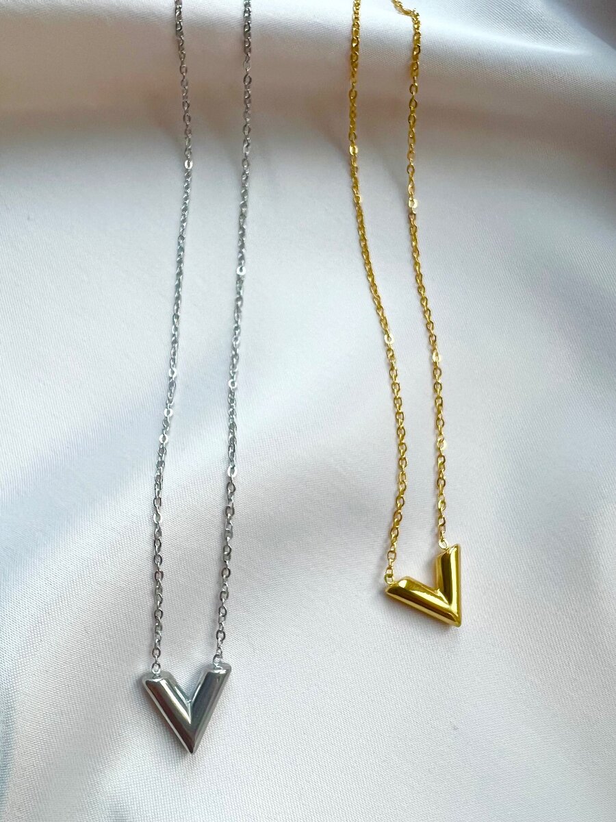 Цепочка с подвеской V. Бижутерия