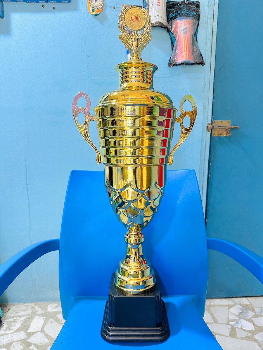 Chez ORACLE  Maillots et Trophée