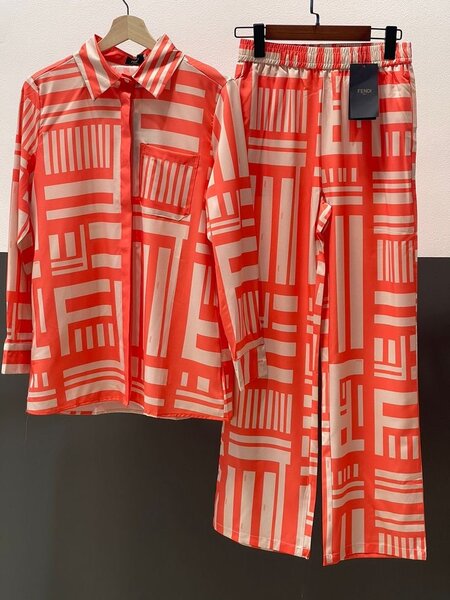 Ensemble femme chic rouge à motifs géométriques