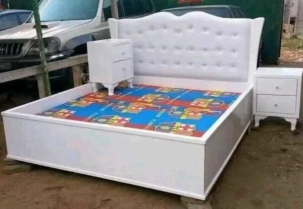 Lit blanc capitonné avec chevets