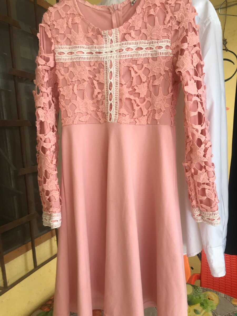 Robe en dentelle rose élégante