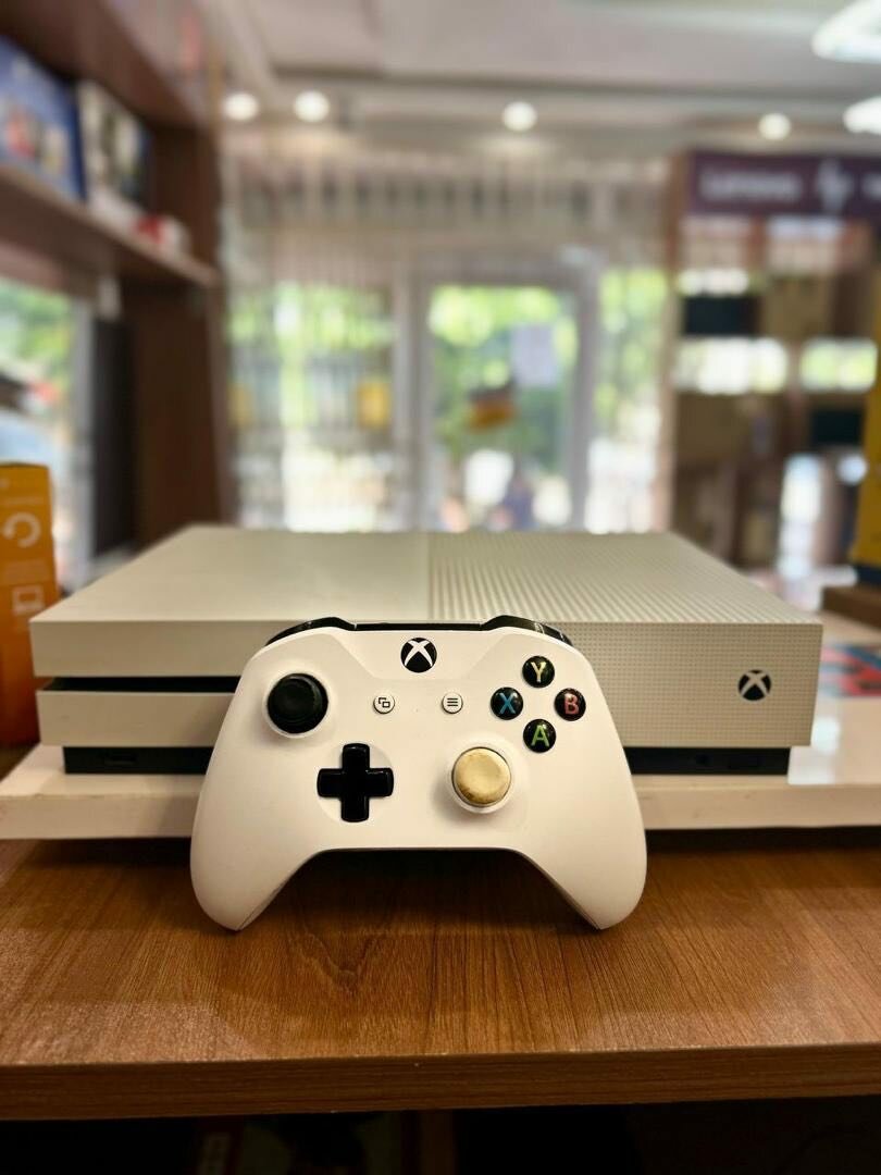 VERY NEAT XBOX 1 S