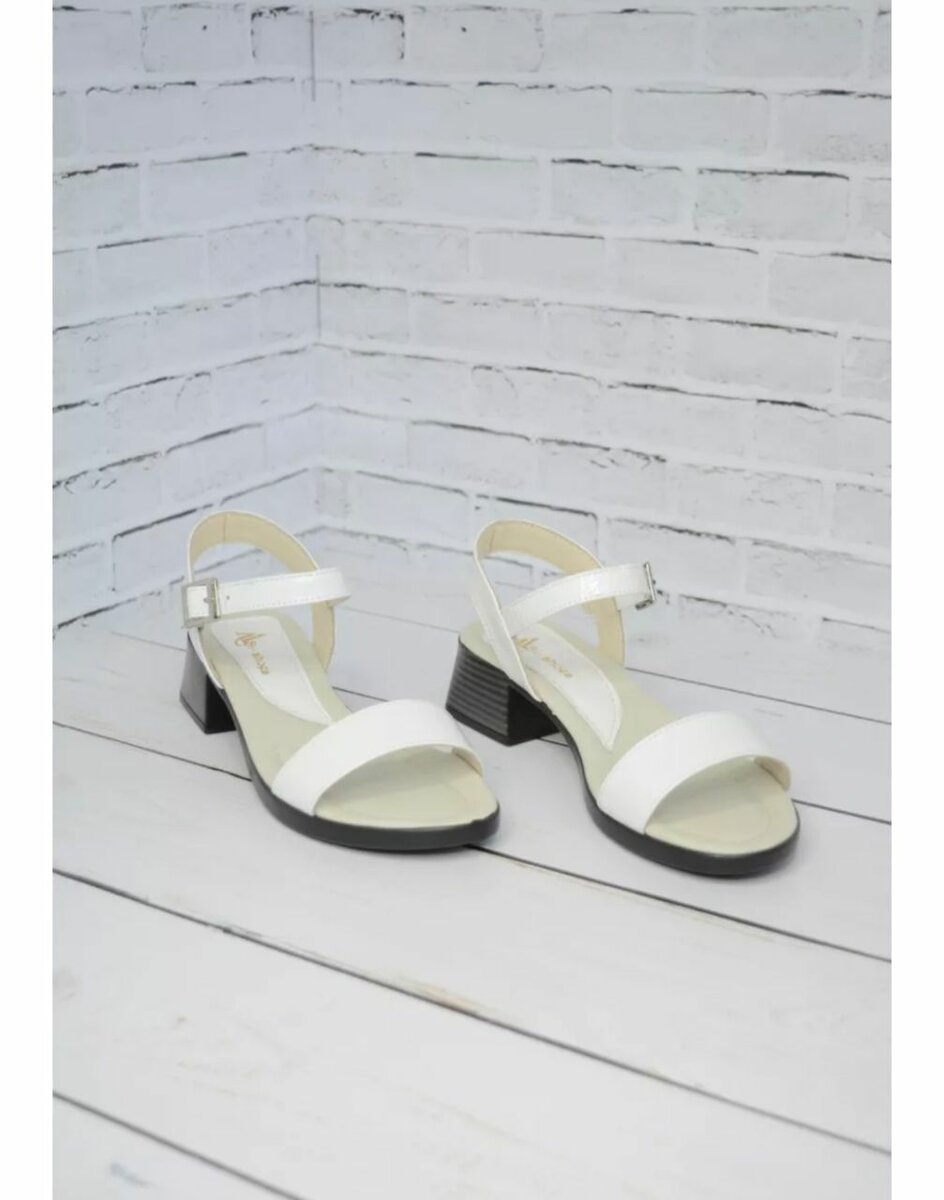 Босоножки белые кожаные