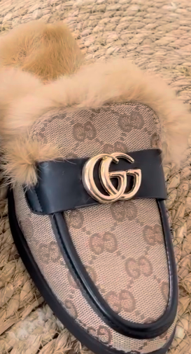 Туфли- мюли. Это модель обуви популярна благодаря своей удобной конструкции и способности сочетаться как с повседневной, так и более формальной одеждой. 🤗