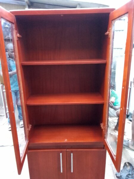 Armoire en bois vitré