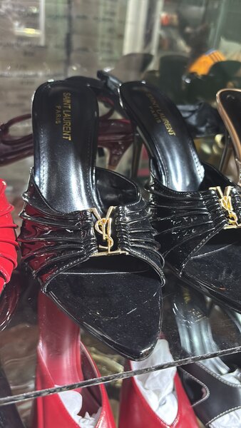 Talons élégants en cuir noir