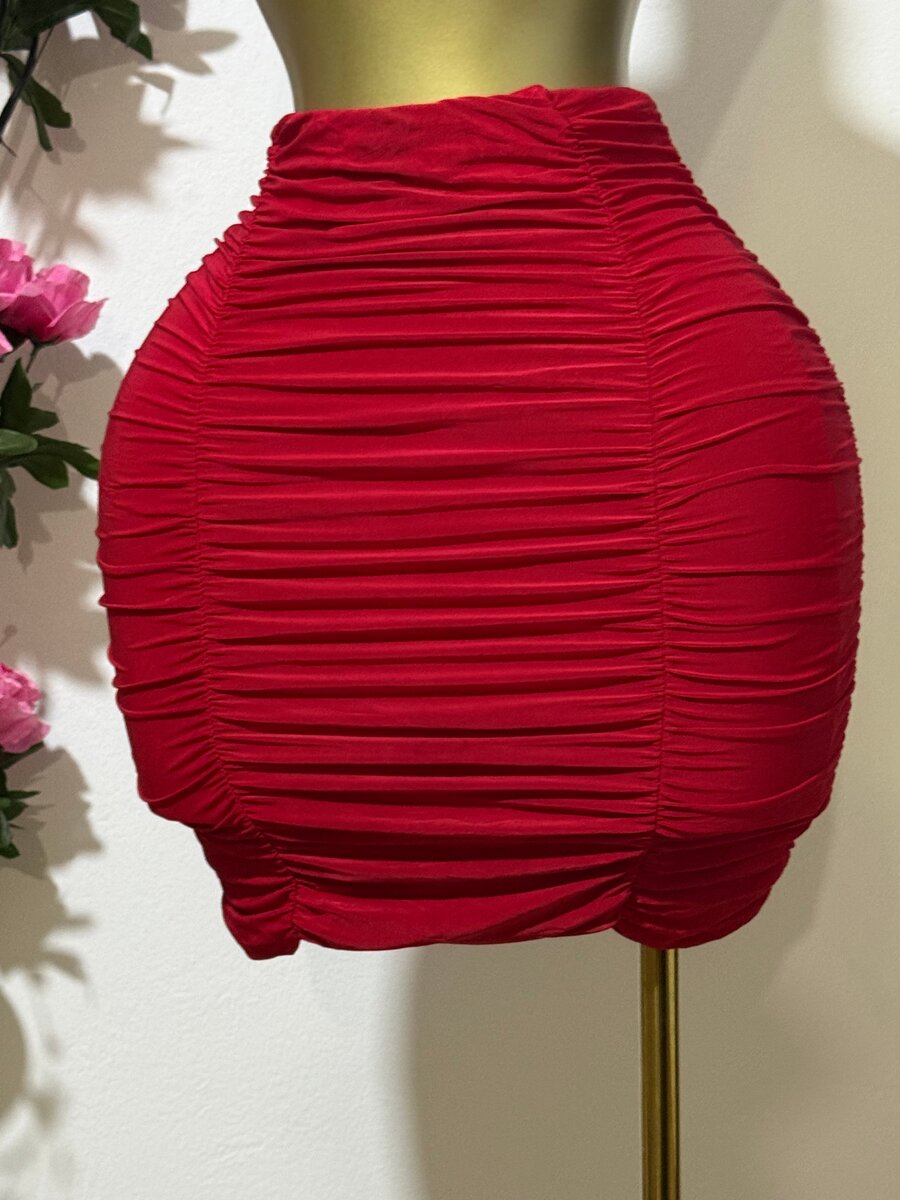 Jupe rouge courte et chic pour femme