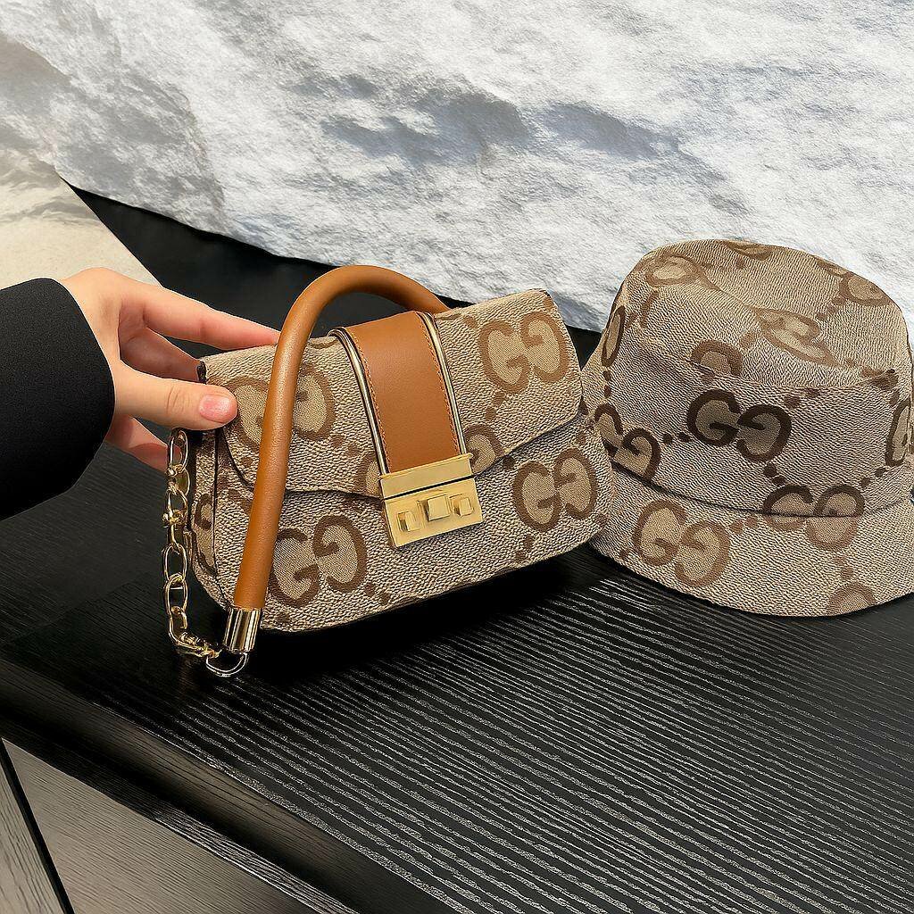 Sac à main et chapeau tendance