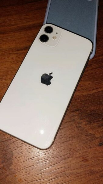 iPhone blanc avec coque de protection