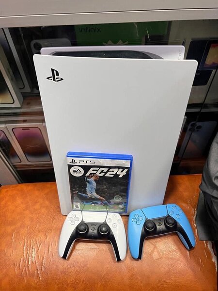 Ps5 Neuf + 2 manettes + 1 CD scellé