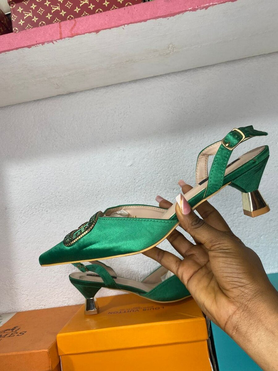 Escarpins verts à talons originaux