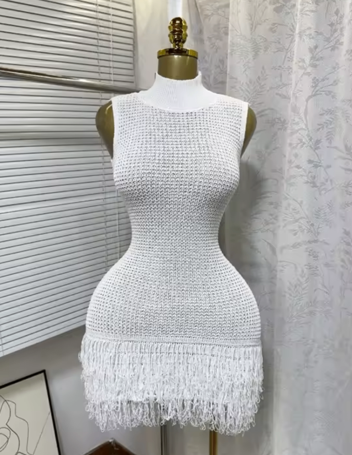 Robe blanche frangée