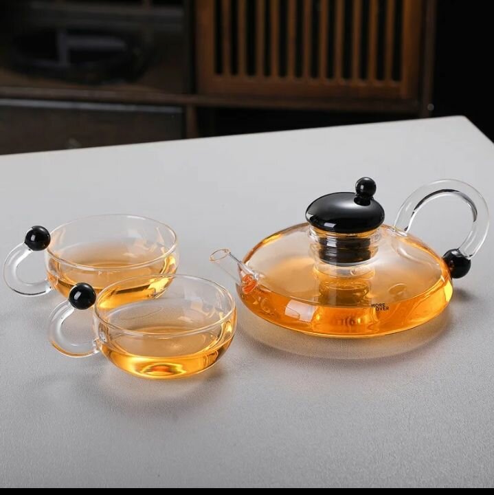 Théière en verre avec tasses