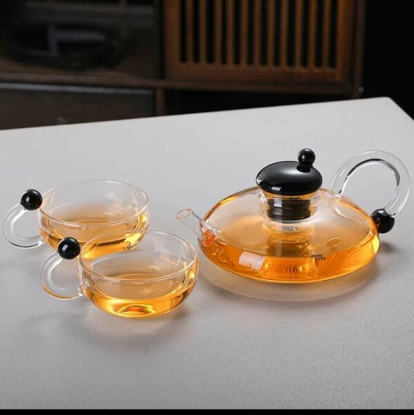 Théière en verre avec tasses