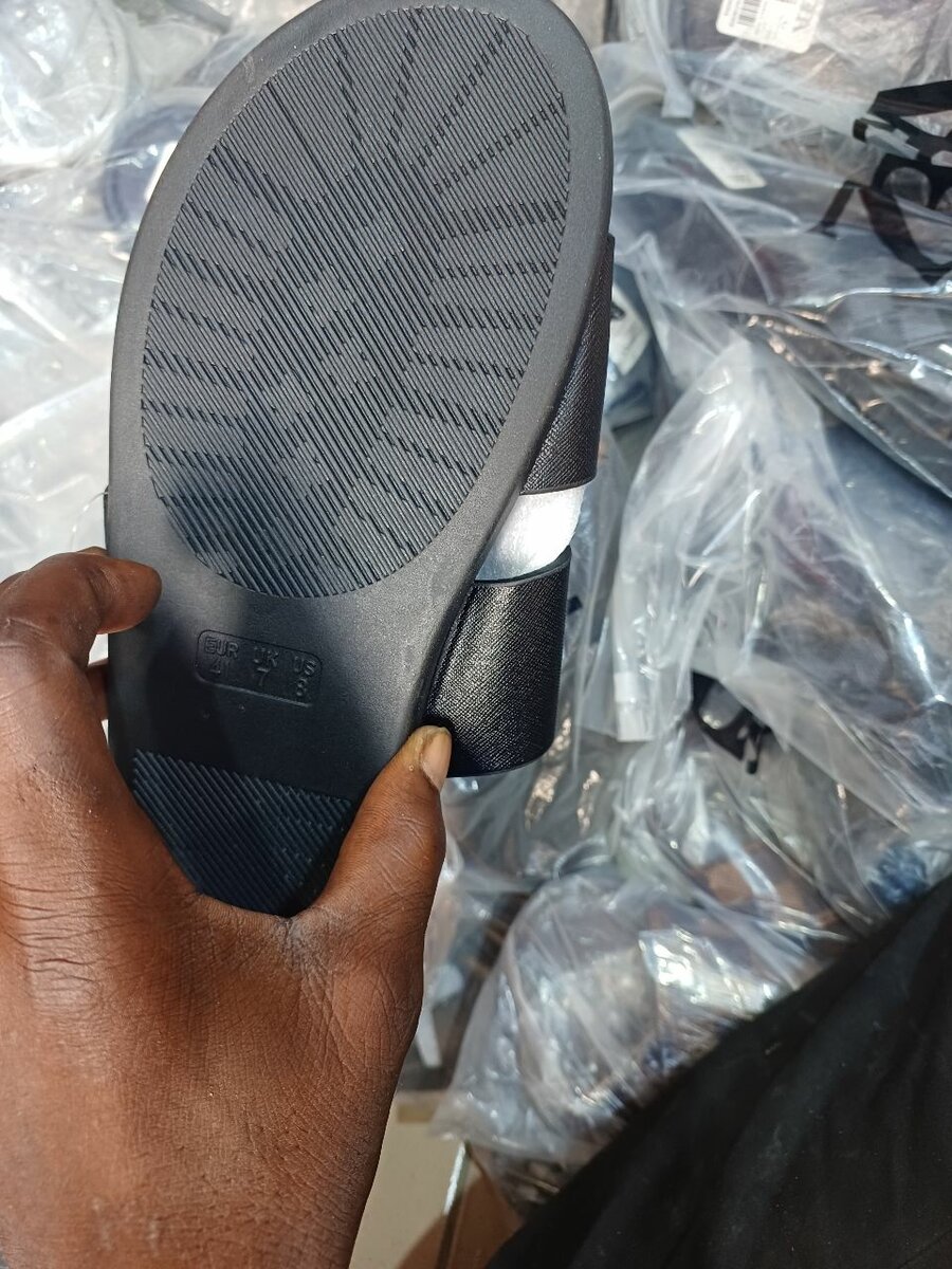 Sandales slides élégantes noires