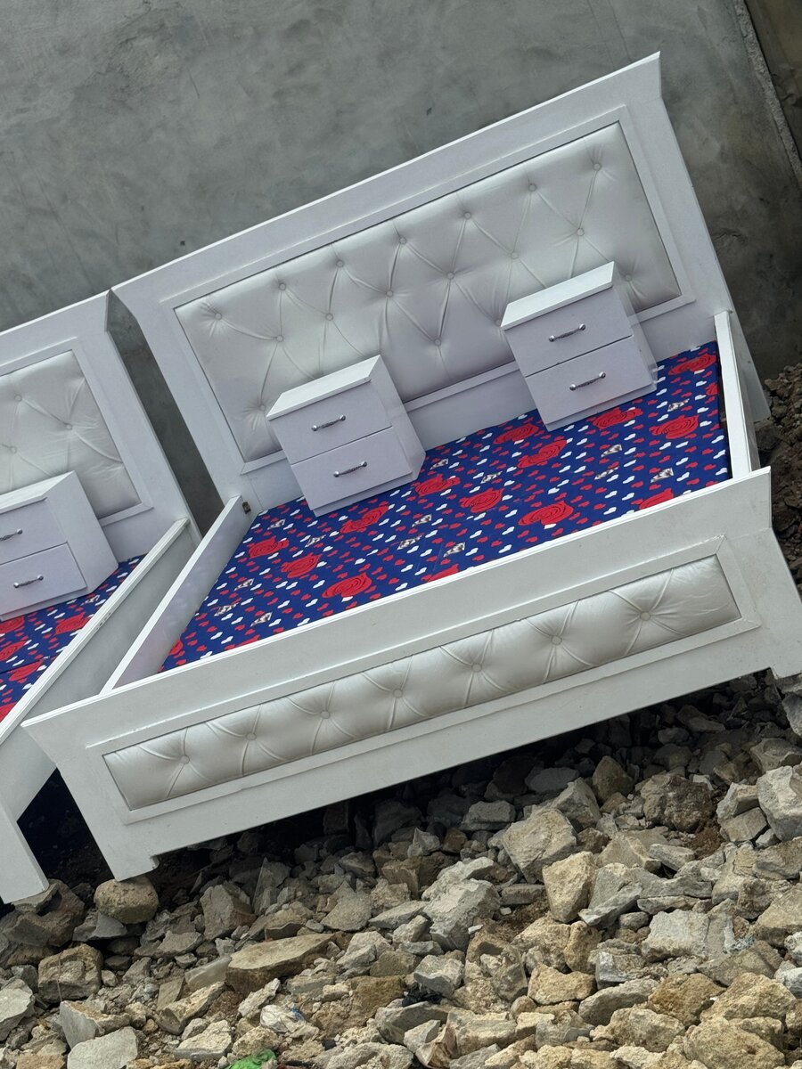 Lit double rembourré élégant