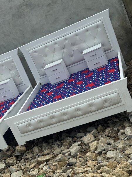 Lit double rembourré élégant