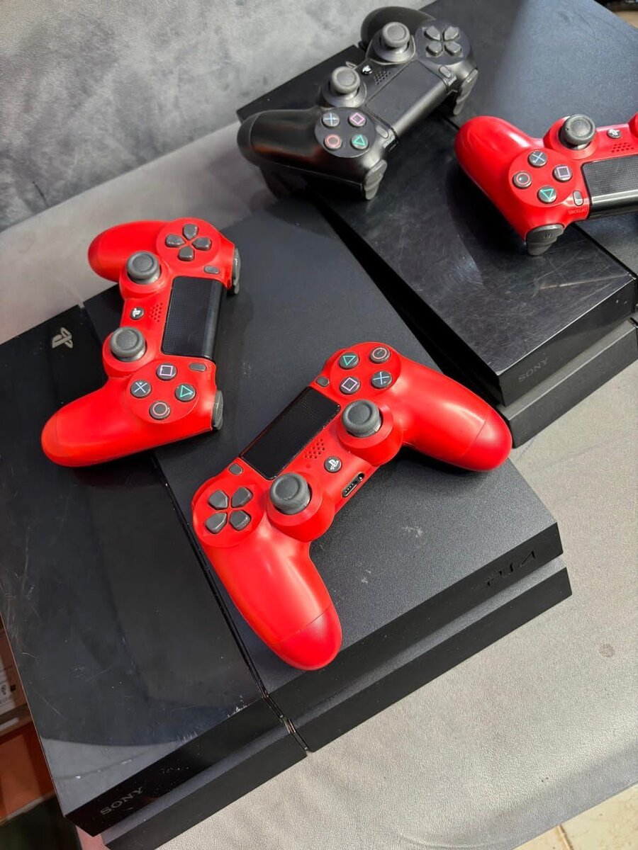 Console PS4 avec manettes