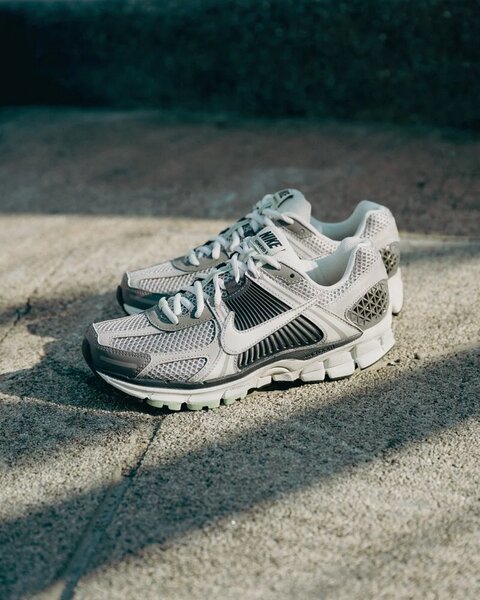 NIKE AIR ZOOM VOMERO 5