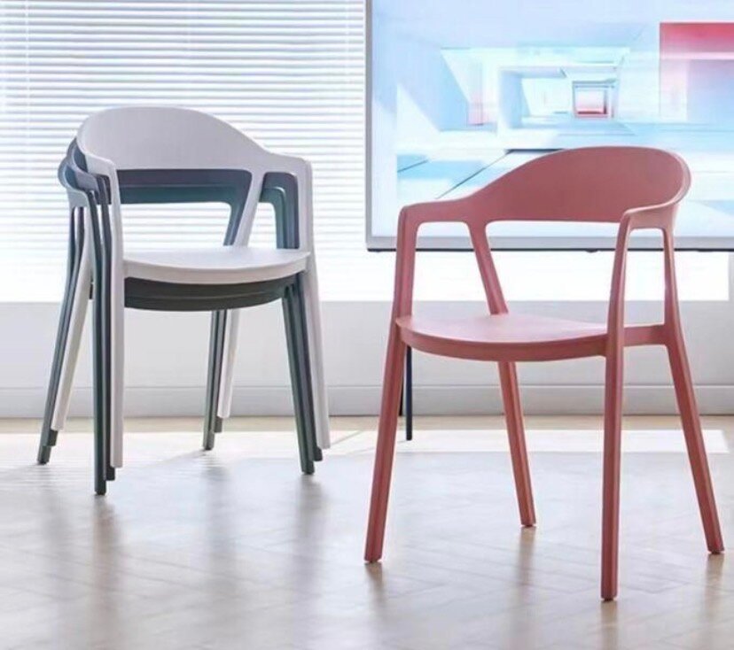 Chaises de salle à manger empilables