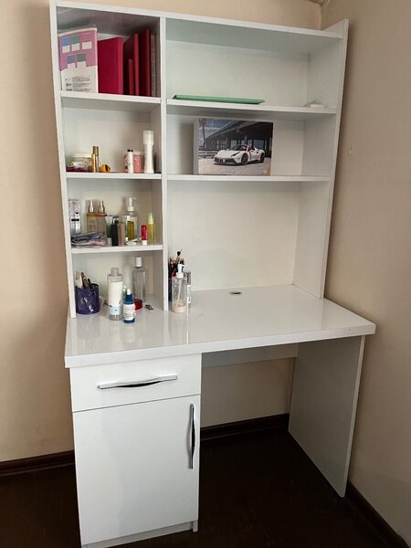 Учебный стол с полками .