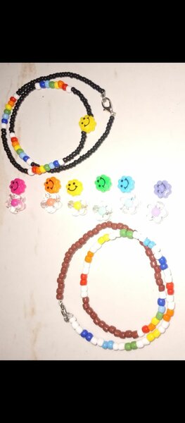 Colliers en perles colorées