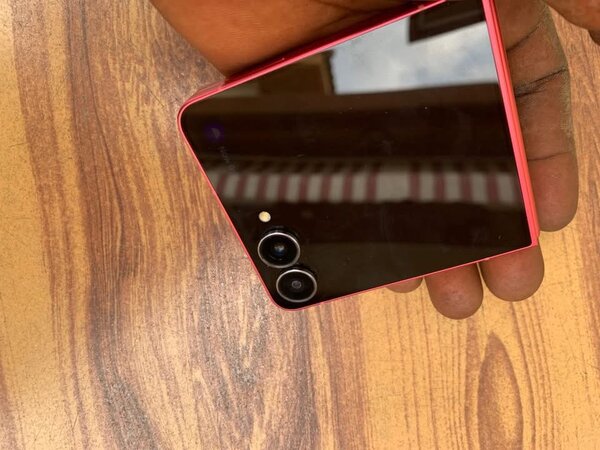 Téléphone pliable rouge élégant