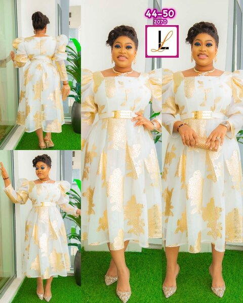 Robe blanche pour femme avec imprimé doré, manches aérées. Tailles 44-50.