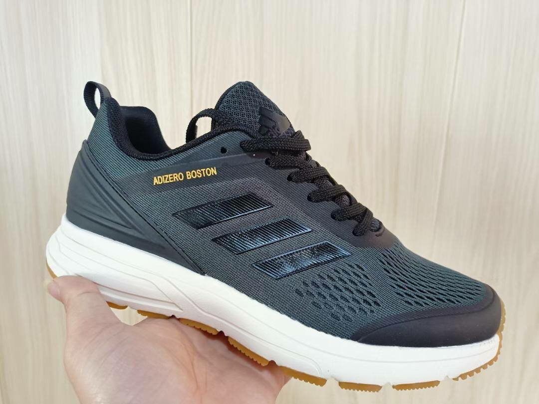 Спортивные кроссовки