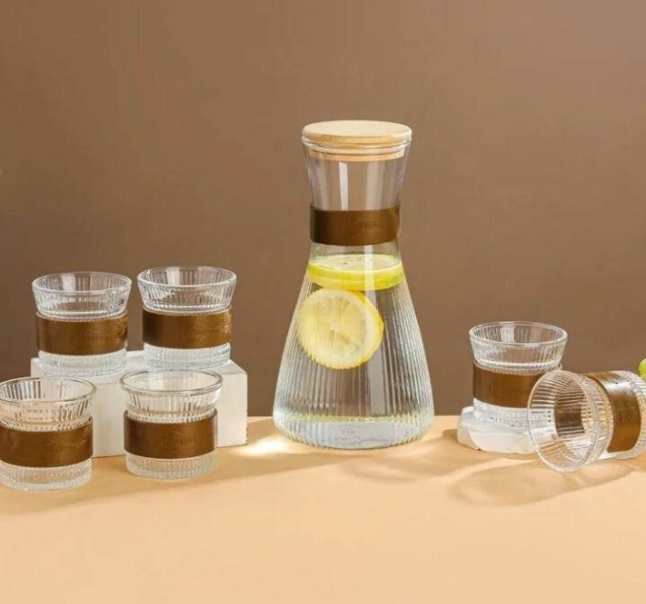Carafe en verre avec gobelets