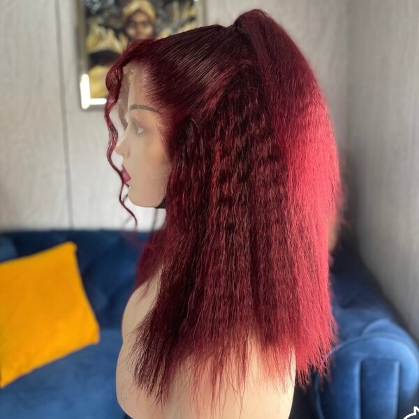 Perruque en dentelle rouge crêpée