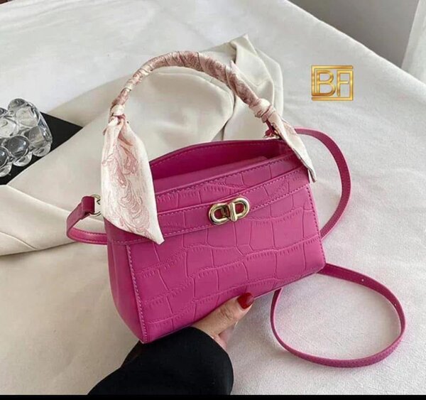 Sac à main en cuir rose élégant