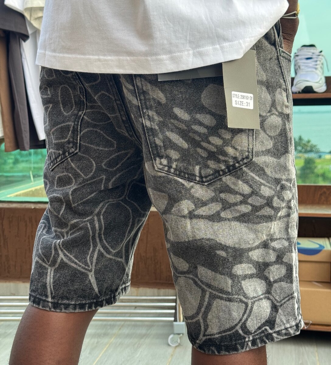 Short en jean style graffiti