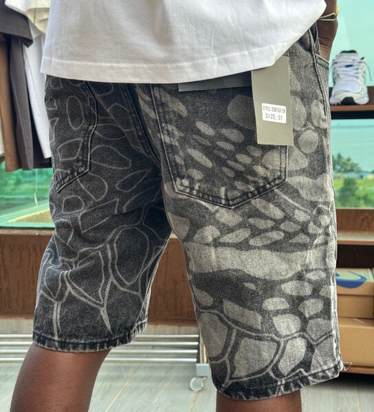 Short en jean style graffiti