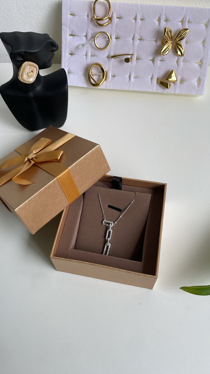 Collier élégant, et Bague